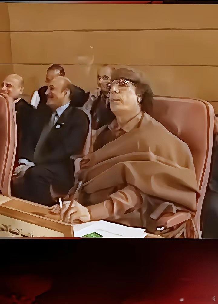 抬着六亲不认高贵的头，手里拿着联合国大会上不能吸的烟，眼里看不到他国元首。出门前