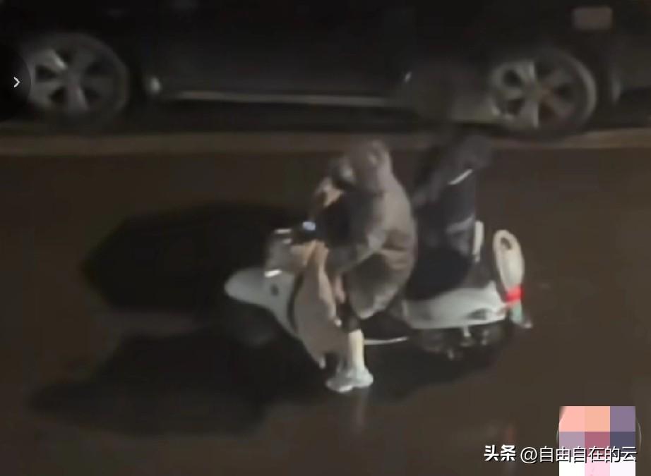 这个视频看的好窒息，一个雨夜，妈妈骑电动车带着孩子，因为孩子考了90分，妈妈赶孩