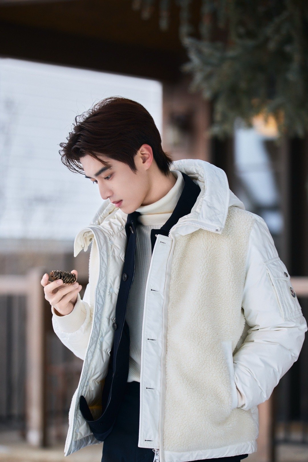 张康乐出席Moncler Grenoble 2026美国雪山大秀造型大片，完全偶