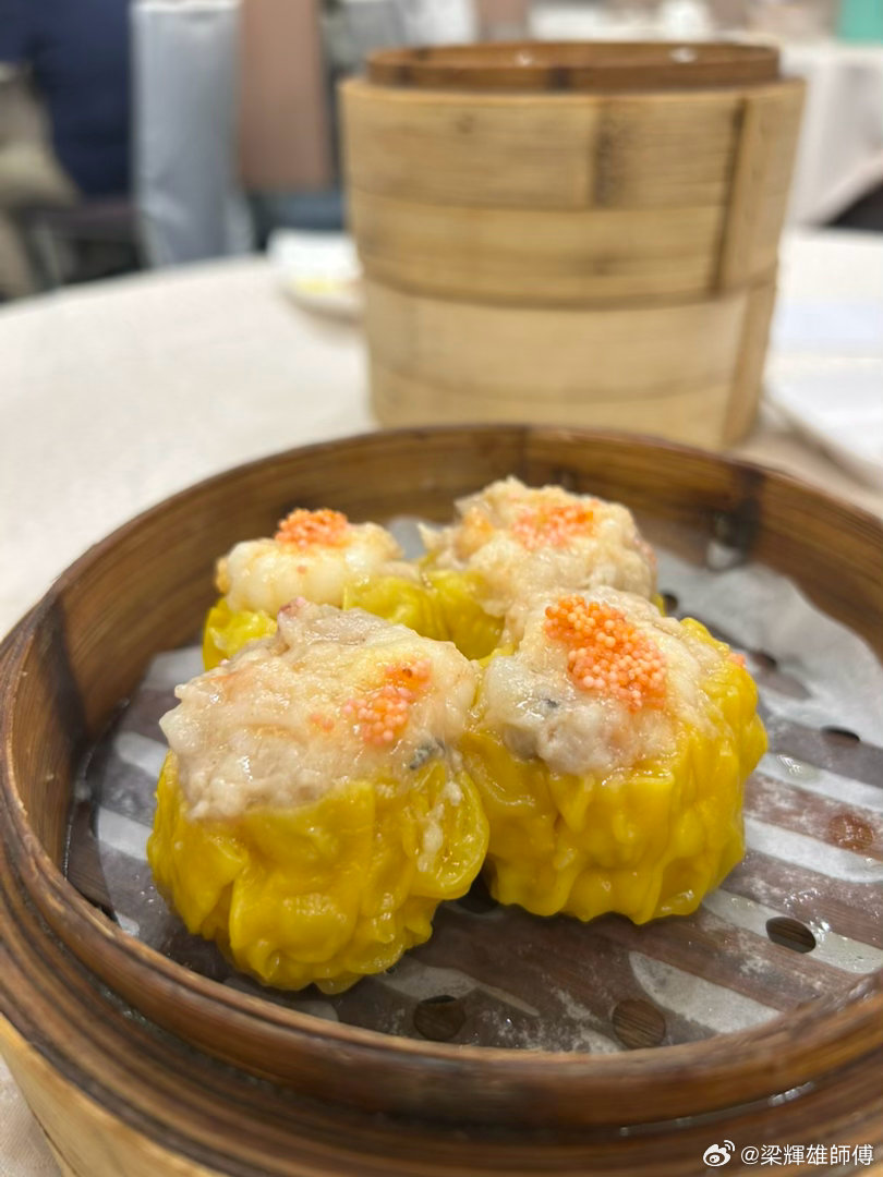 留港消費好去處！今天兩位老人家海港酒家“撐枱腳”嘆中午茶餐，點了：紅燒乳鴿、籠仔