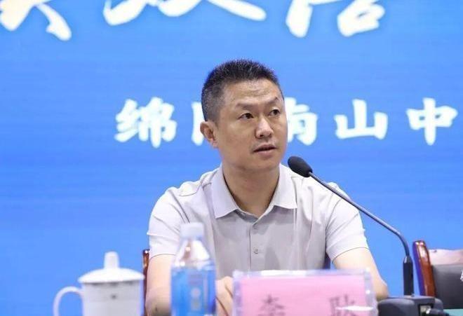 绵阳教育圈最近都在聊一个人，李耿校长。
他从润禾实验高中调任南山中学双语学校当校
