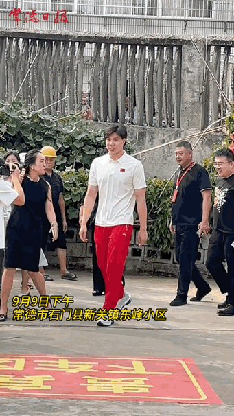 奥运冠军覃海洋，
回家也是逃不过拦门酒滴！[偷笑]
这三点出乎意料呀！

1、覃