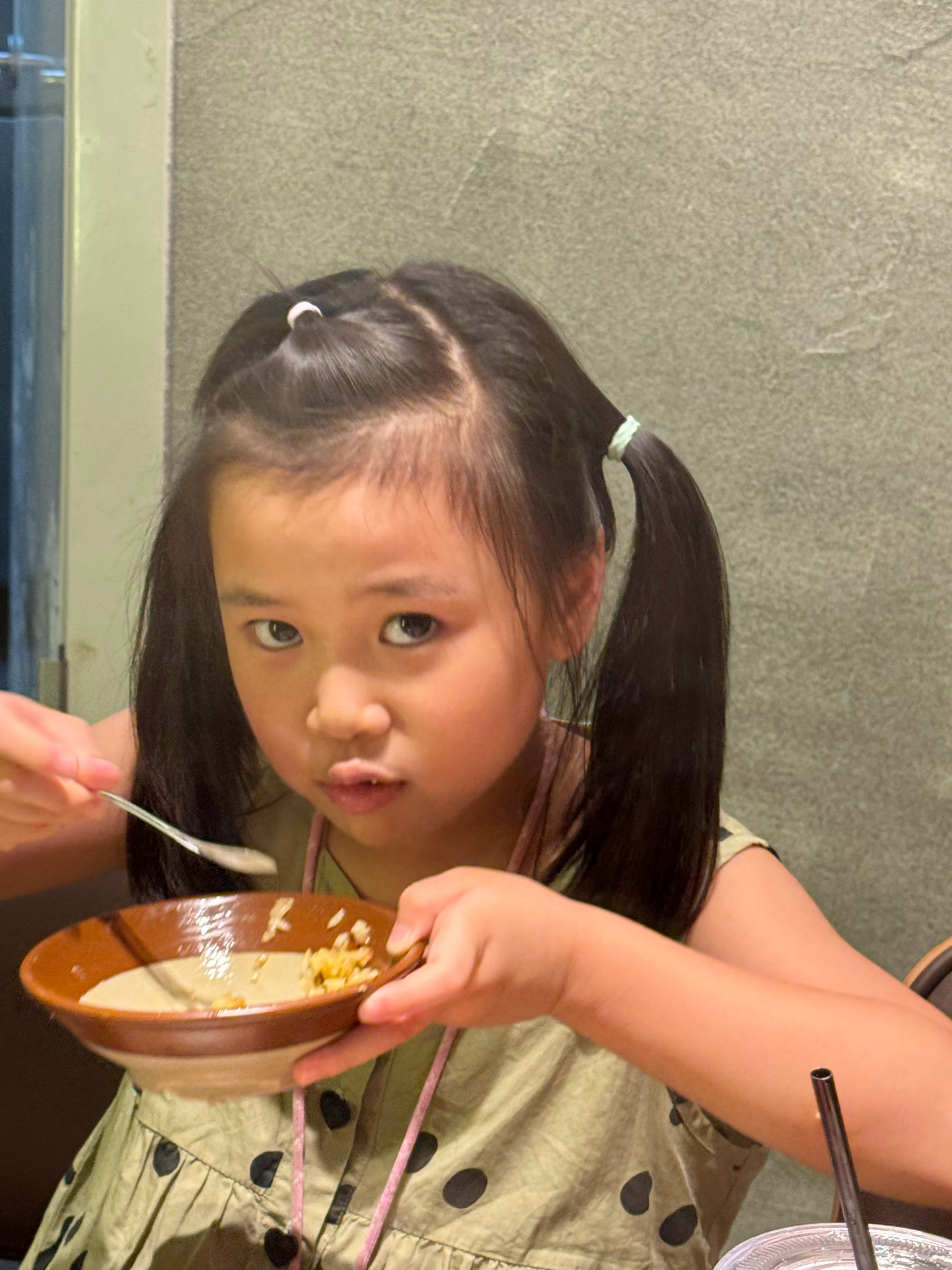 乔妹吃完饭正准备去玩，我让她把碗边上的炒饭也吃干净。乔妹：没有勺子，刮不下来啦～