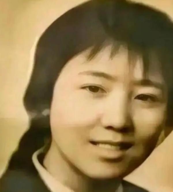 1973 年，泥瓦匠张福生娶了本地插队的女知青乔献华。新婚夜，他摸出妻子腰比常人