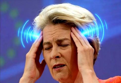 芬兰一个教授直接把话筒怼脸上了。
 
他问冯德莱恩：要是特朗普真去动委内瑞拉，你