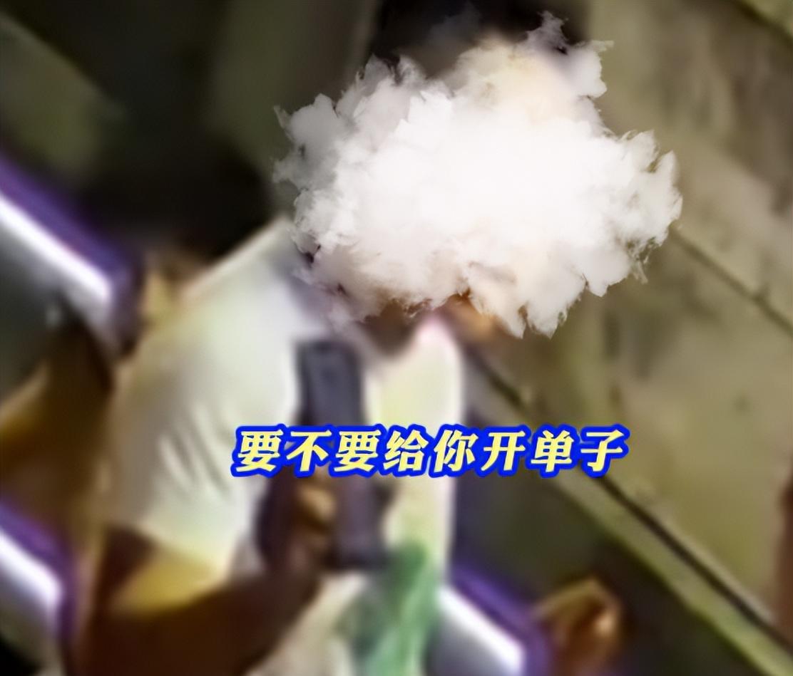 “你敢不让我免费拍，我就开单子罚死你！”一名男子在旅拍店里对着店主咆哮，只因其想