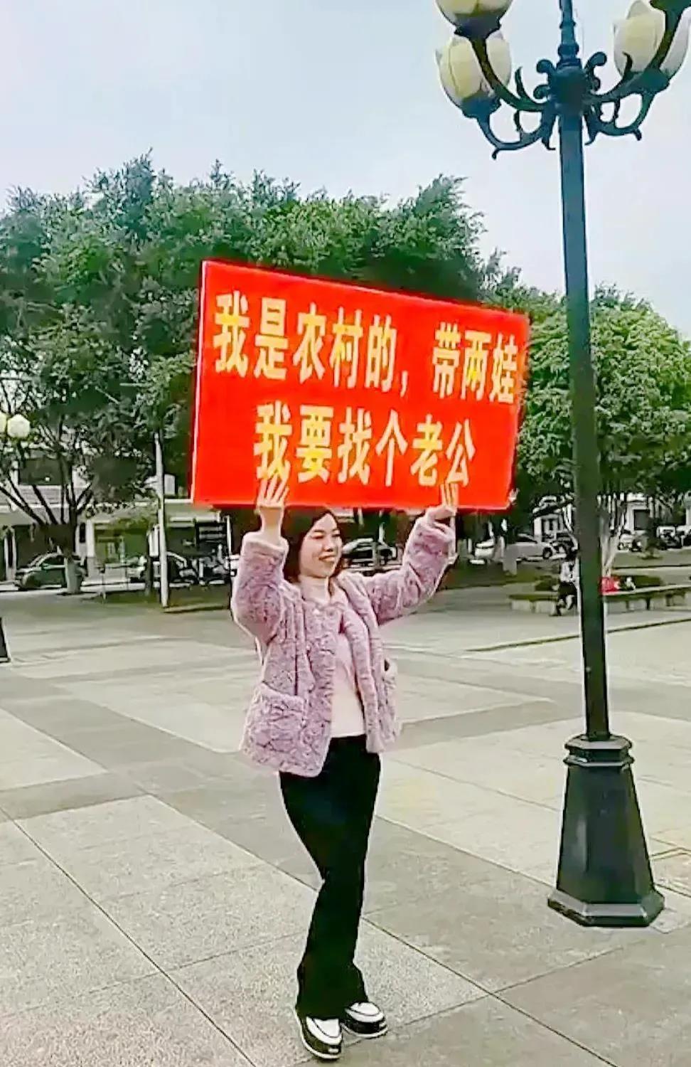 《再婚》
离婚娇娘想再婚，
带着俩娃找老公。
想要娶俺做老婆，
挨累不怕负担重。