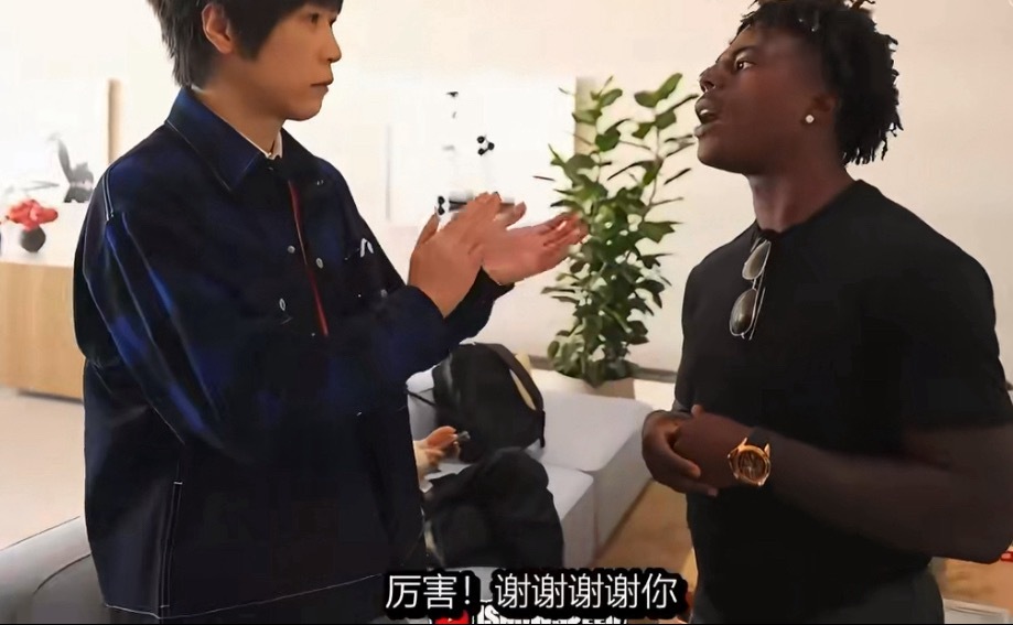 苹果发布会现场甲亢哥和阿信同框，甲亢哥的中文vs阿信英文太搞笑了，没想到甲亢哥中