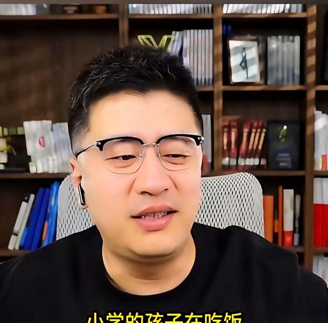 我总觉得张雪峰身上有一种巨大的拧巴感。
你天天看他玩儿命地跑步，但你看他那张脸，