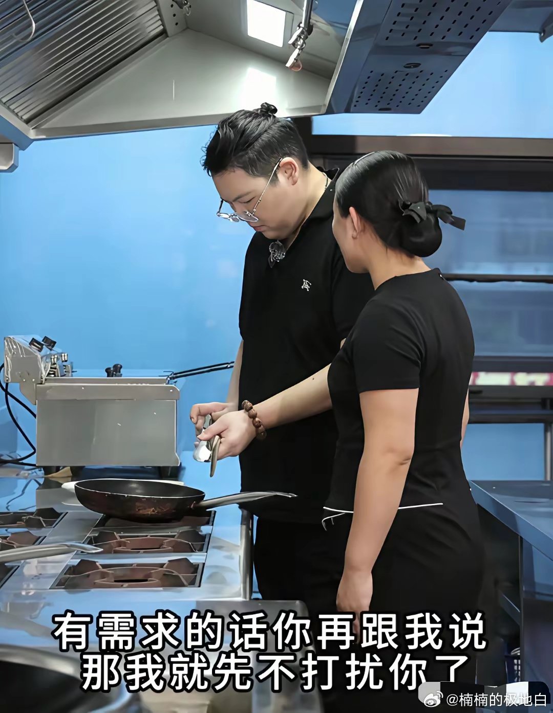 向佑到酒店后厨做饭，穿厨师服梳大背头，端盘子的手抖的很厉害，网友：躯体化严重……