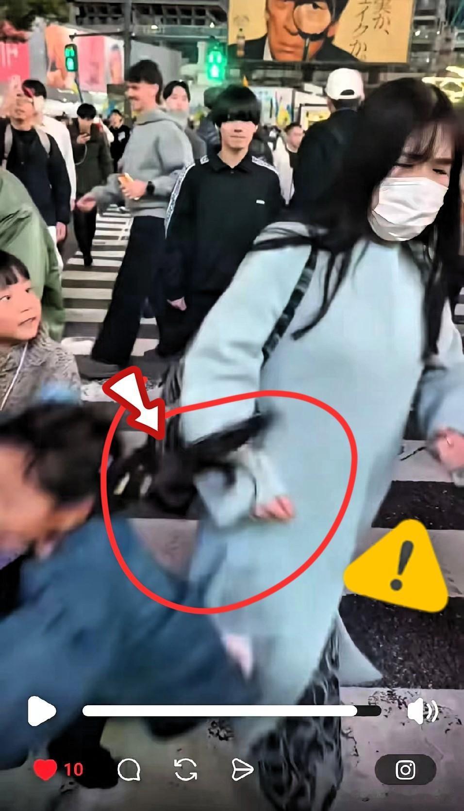 台湾地区和日本的网络上发生了一件挺轰动的事件。

一个台湾妈妈带着孩子去东京玩，