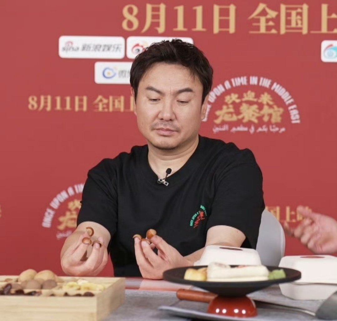 沈腾给自己做了个美甲沈腾栗子壳美甲沈腾给自己做了个美甲哈哈哈哈 
