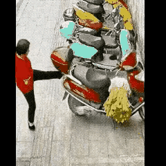 这个红衣女子在练什么功？电动车停放在那，没招她没惹她，她却气急败坏的上去猛踹！