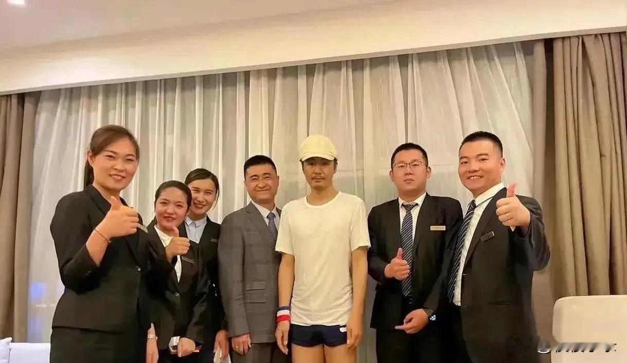 只有朴树敢这么打扮合影，果然不愧为男神！[赞][赞]#男星的魅力何在#