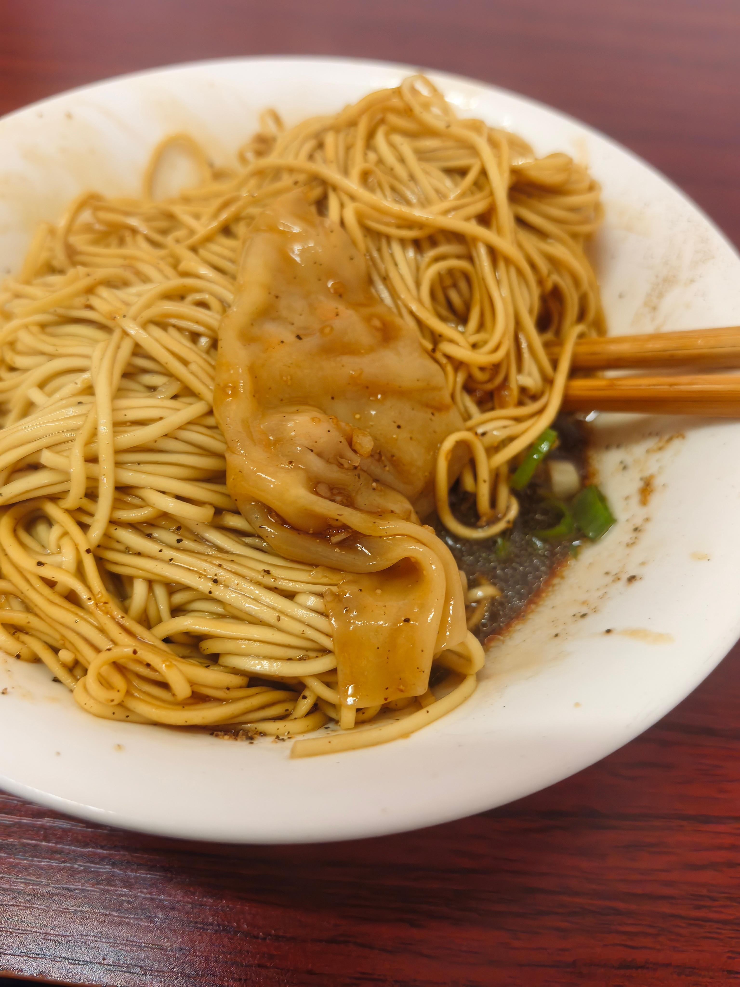 今天老板娘多送了一个馄饨！😄 ​​​
