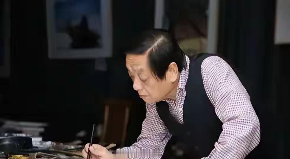90岁画的龙，年轻人排队抢着买。

画它的人，坐轮椅。

韩美林。泡泡玛特那条龙