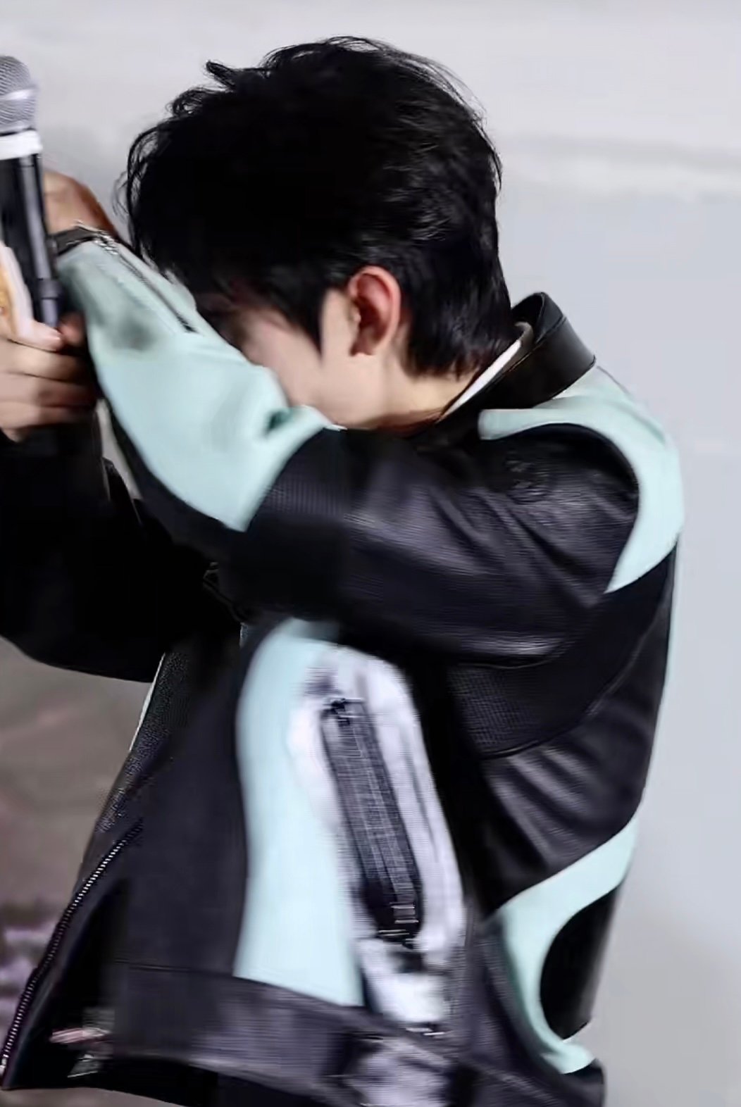 成毅偷笑这段这是害羞了嘛哈哈哈哈！！都来看成毅偷笑这段 