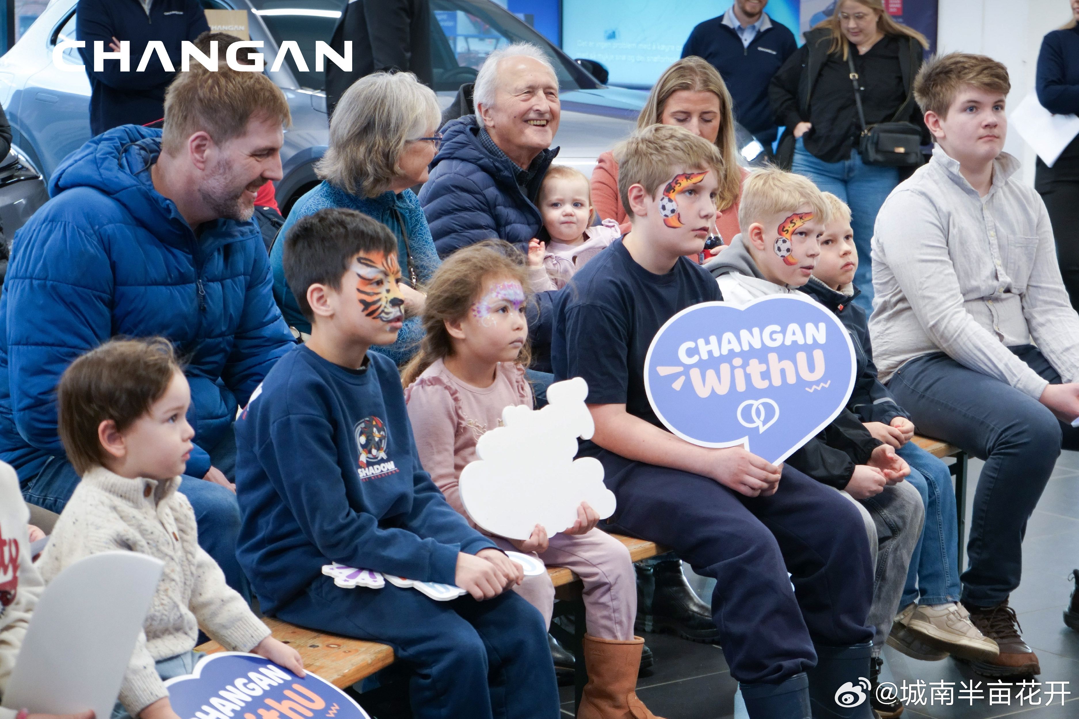 长安汽车 一场交付，链接信任一次相聚，传递温情一席家宴，共话未来长安汽车“亲友团