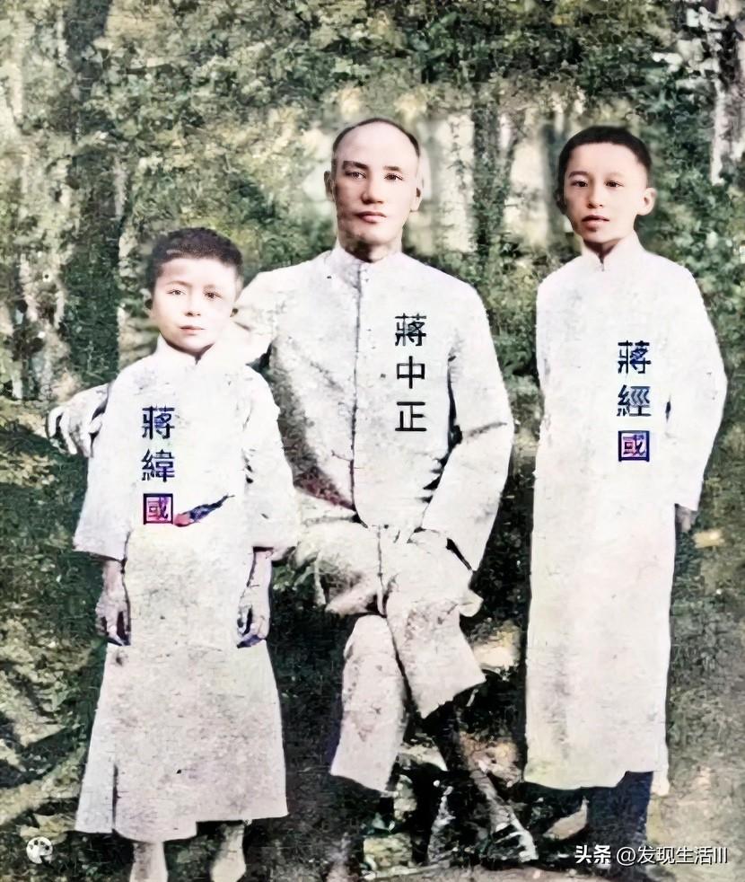 这是蒋家父子三人极为罕见的一张早年完整合影，大约拍摄于1921年前后，地点就在浙