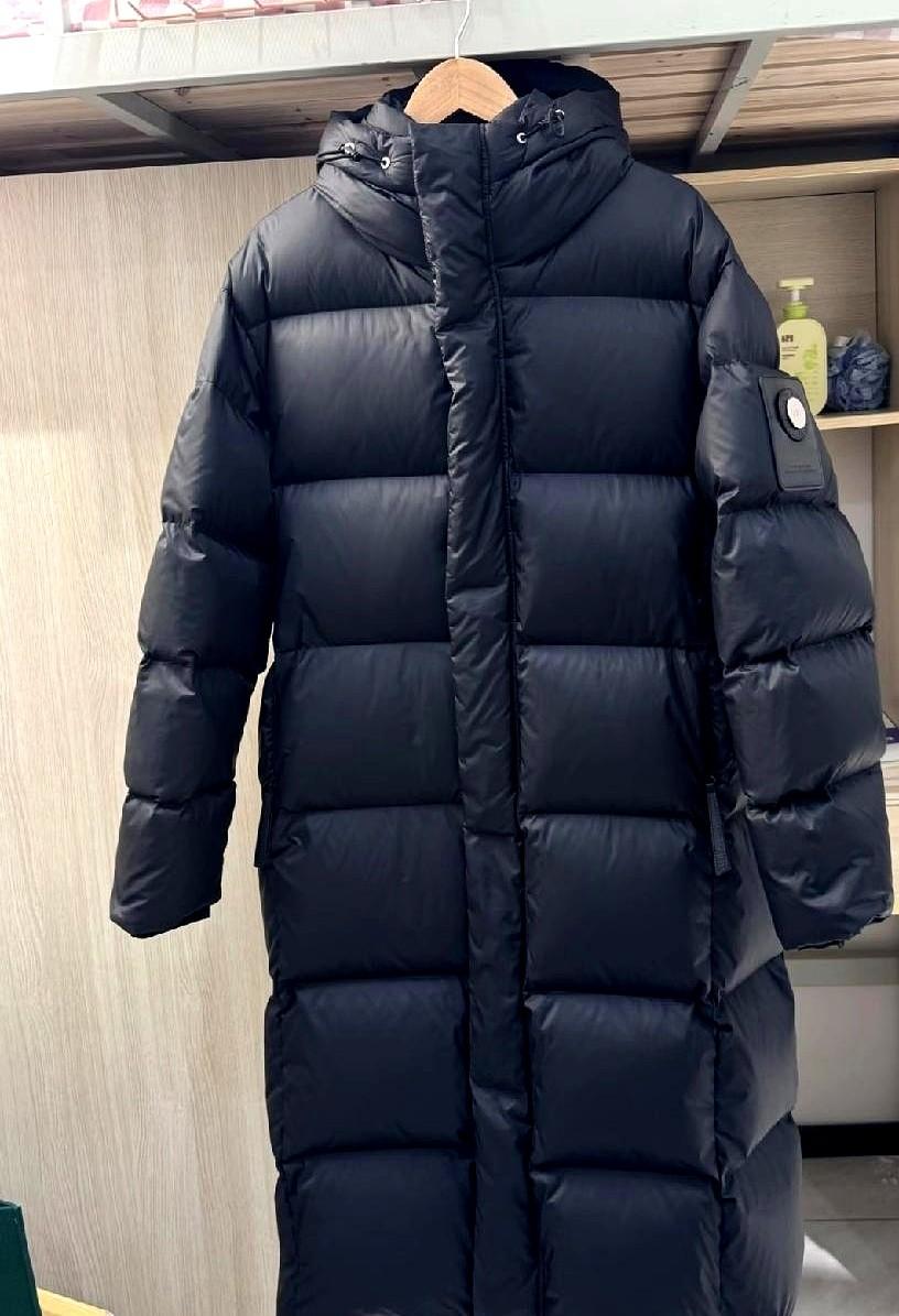 700块买了件300g白鸭绒黑羽绒，结果亲妈一句“过年别穿黑”把我整不会了。
