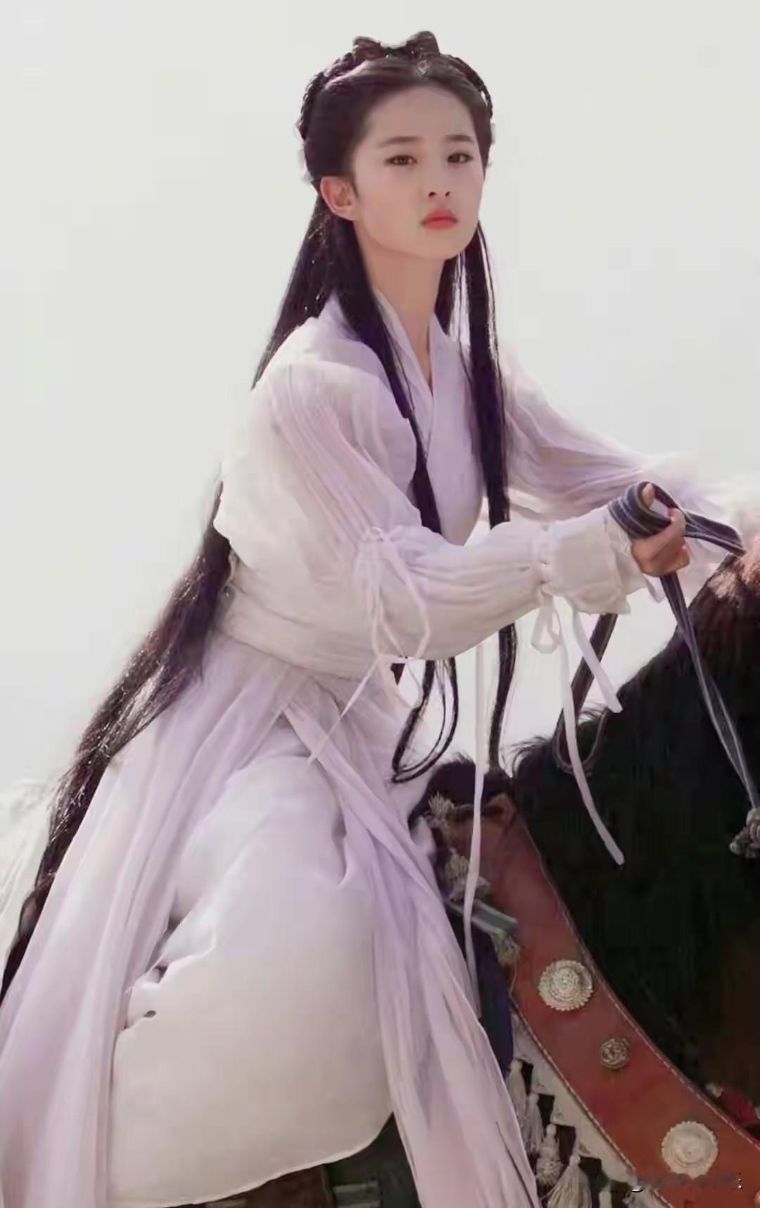 近日，在热门综艺《主咖和Ta的朋友们》中，导演张纪中的一番爆料如同一颗重磅炸弹，