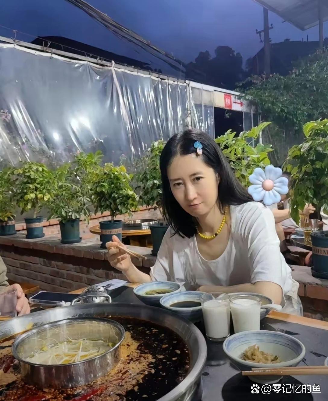 镜头捕捉到独自用餐的刘敏涛，整个人的状态格外显年轻。 