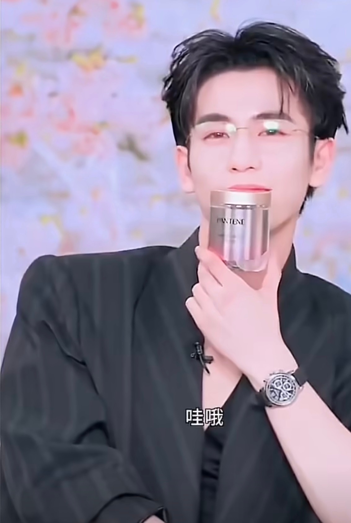 好多主持人夸张凌赫一众主持人接连送出夸赞，张凌赫当场腼腆流露羞涩神态。他本身性格