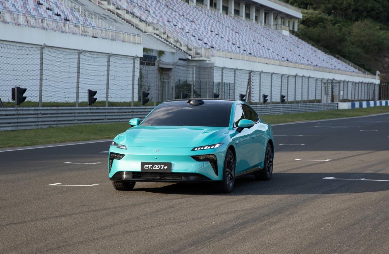 是时候刷新一下购车观念了。新时代的车，性能和智能必须是硬通货。今晚上市的东风奕派