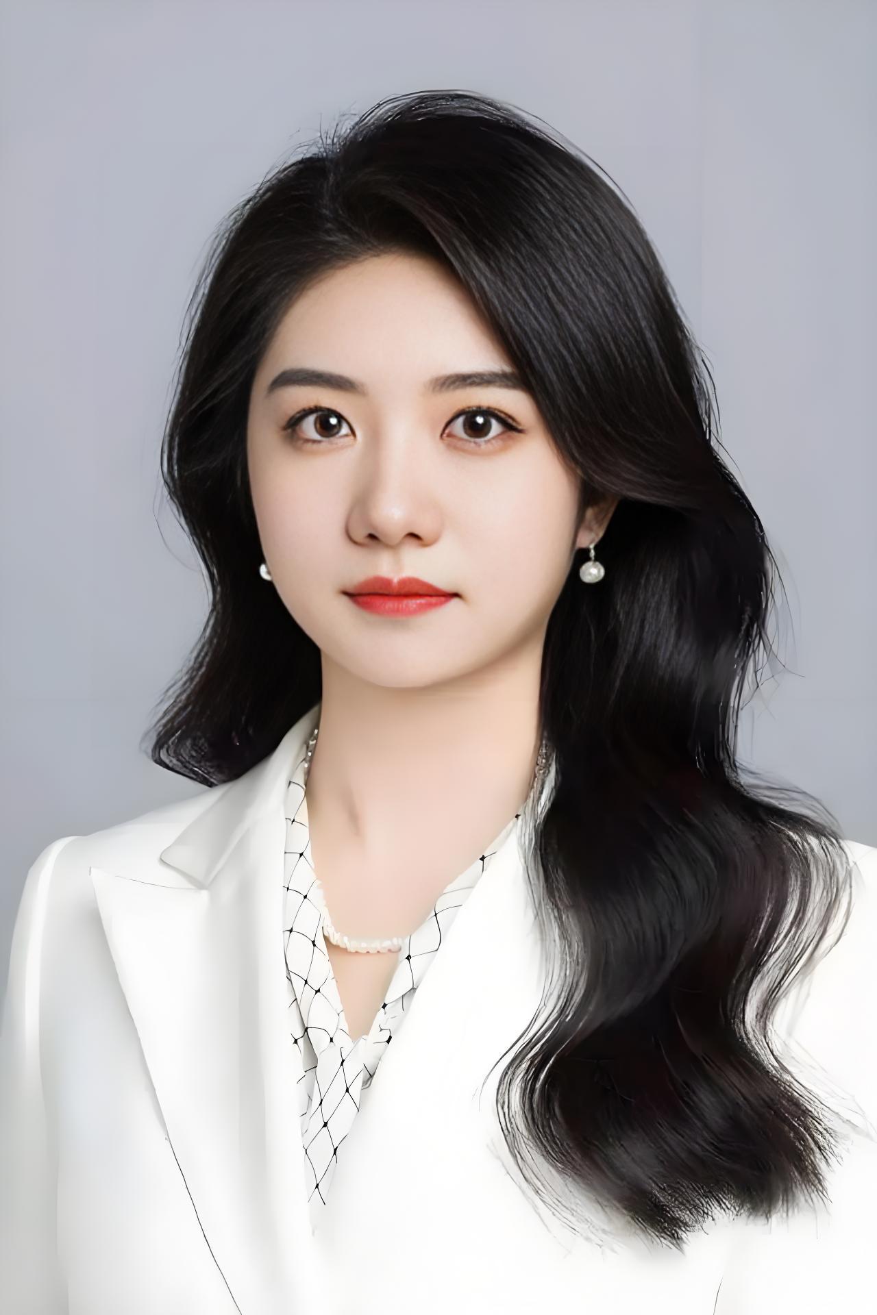 天妒英才！31岁律师李禹墨离世，律所透露死因是突发疾病，长得很漂亮不输明星，履历