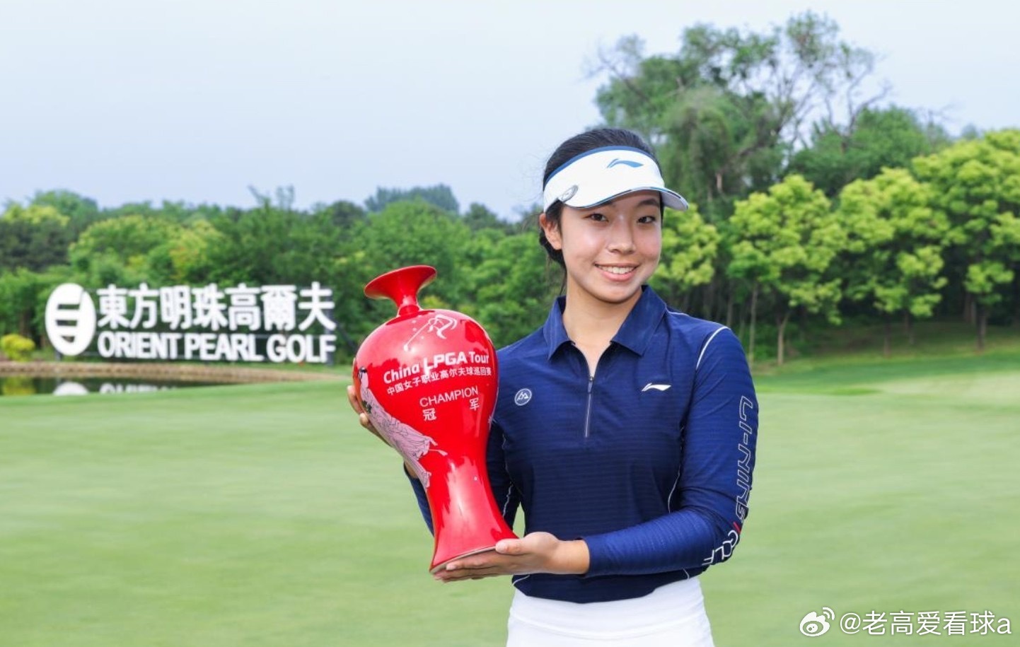 刘国梁女儿惊讶爸爸曾经这么帅刘国梁女儿惊讶爸爸曾经这么帅当镜头捕捉到刘宇婕看到父