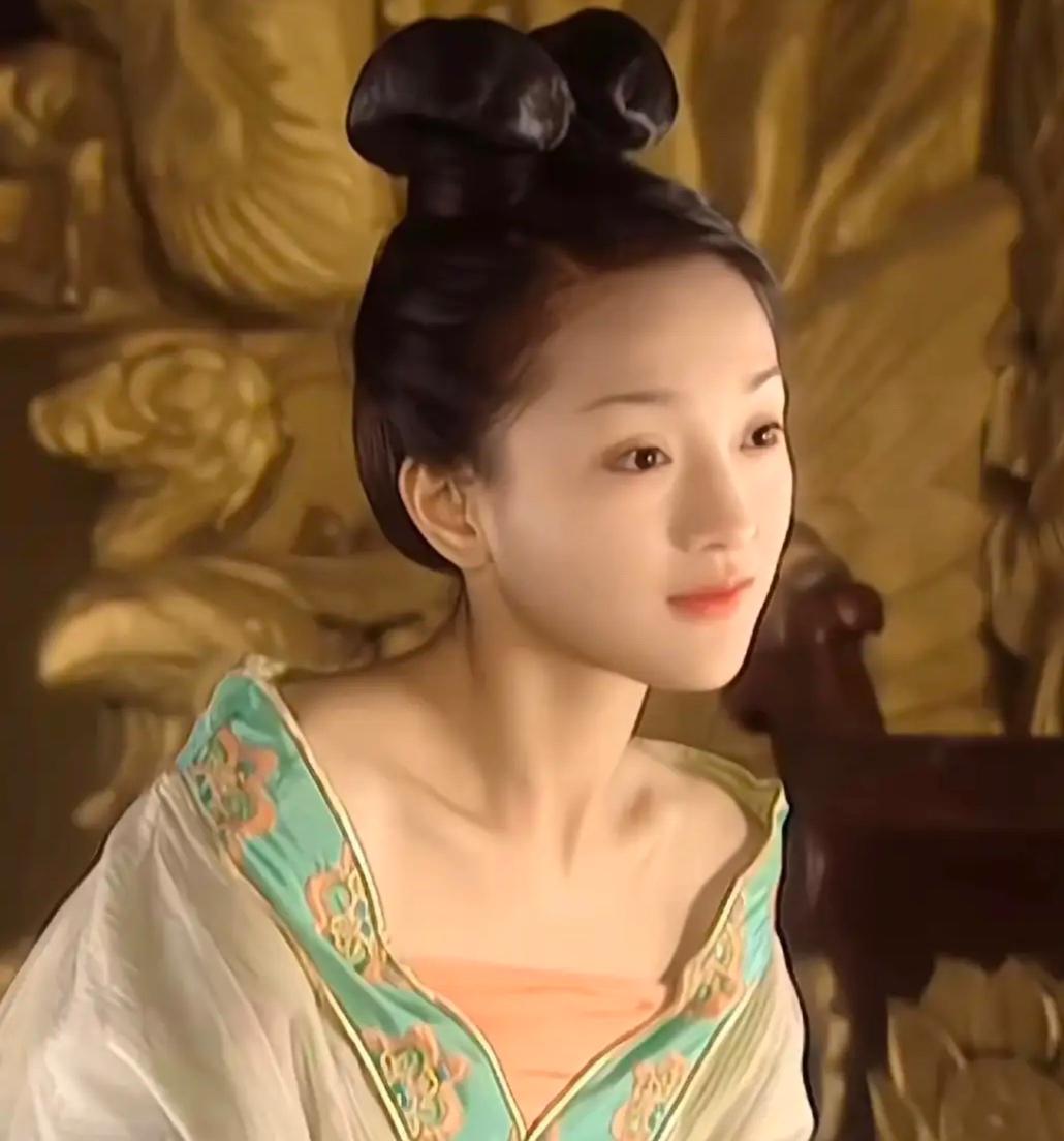 周迅并非科班出身，却是华语影坛首个集齐三金影后的演员，还两度拿下白玉兰视后。
