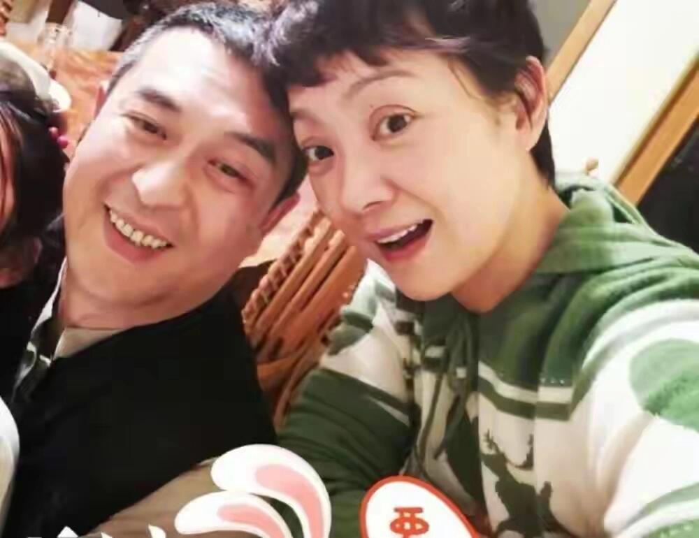 🎭 王海燕当众模仿张嘉译，相似度100%（名场面）
 
- 场合：早年综艺《超