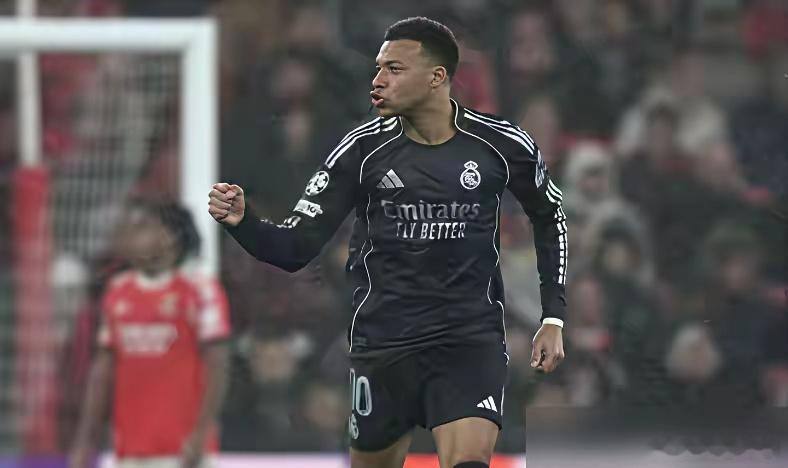 生活手记姆巴佩虽然进了13个，但这含金量跟C罗那17个比起来，简直是被按在地上摩