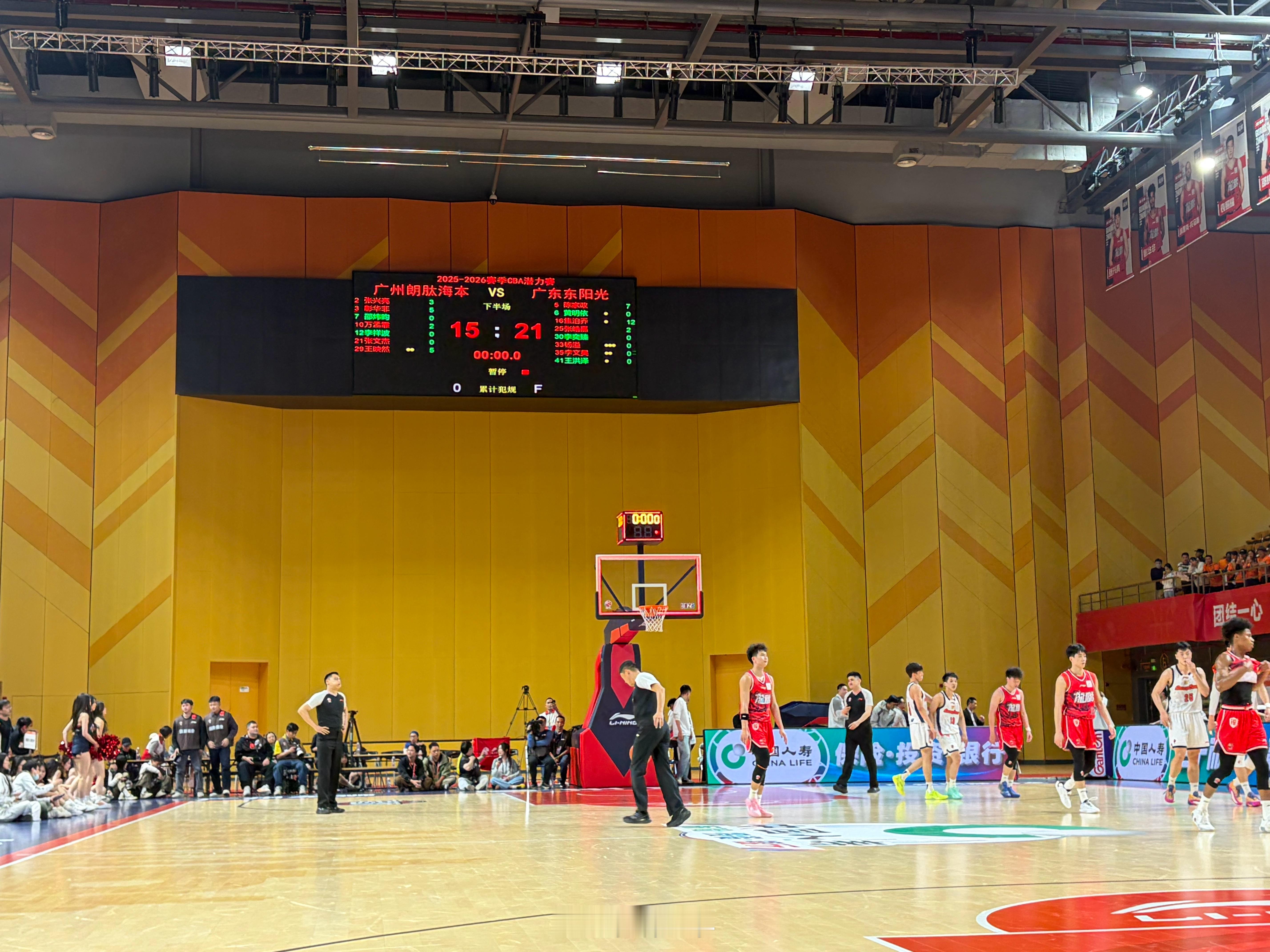 潜力赛结束，广东以21比15击败龙狮。龙狮男篮vs广东男篮金秋观赛季广东宏远 广