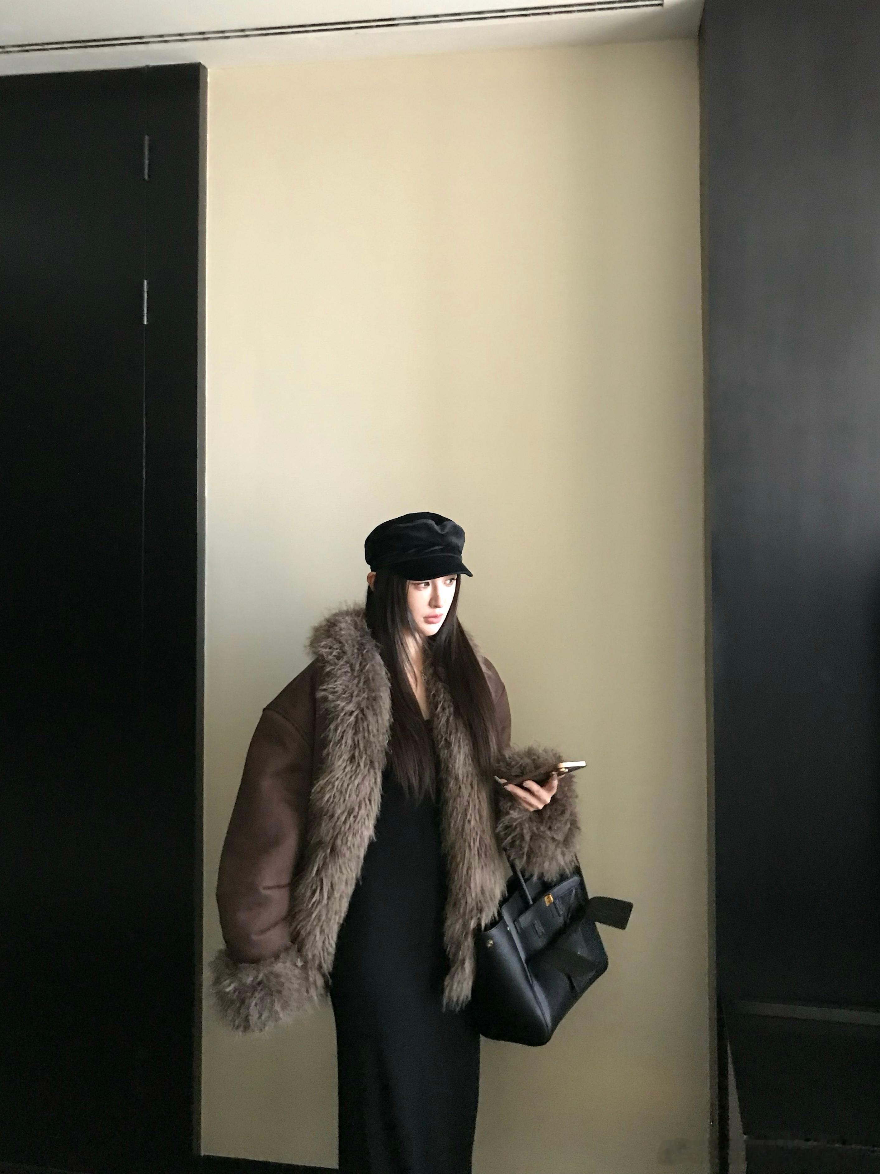 年末镇场炸街款的仿皮草外套宽松廓形+仿卷毛皮草精巧点缀 暖度御寒不挑人 兼具保暖