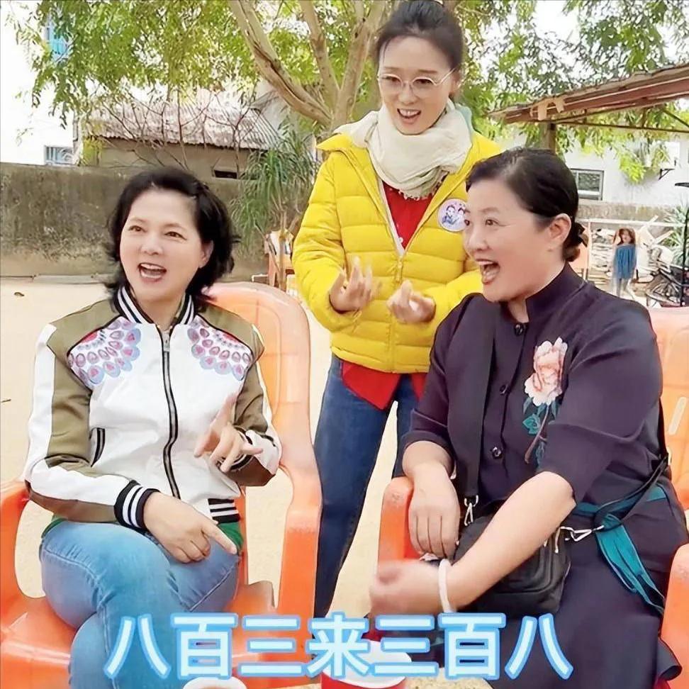三位黄梅戏演员相聚：素颜出镜的''袭人''袁玫皮肤白皙紧致，身材胖瘦适宜，举手投