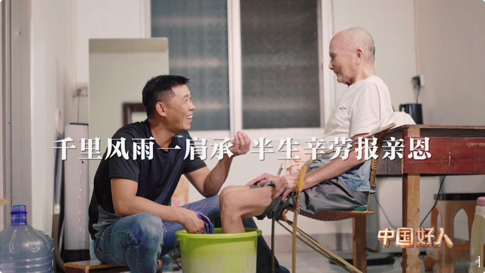 小伙带着瘫痪父亲打工三千天 清苦的日子里，一声“爸爸”的回应，就是最大的幸福。 