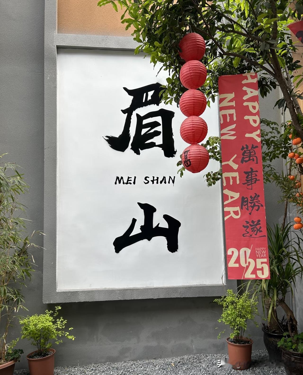 近日，四川一位29岁的乡镇女事业编很苦闷。

她的老公，33岁的乡镇公务员，说基