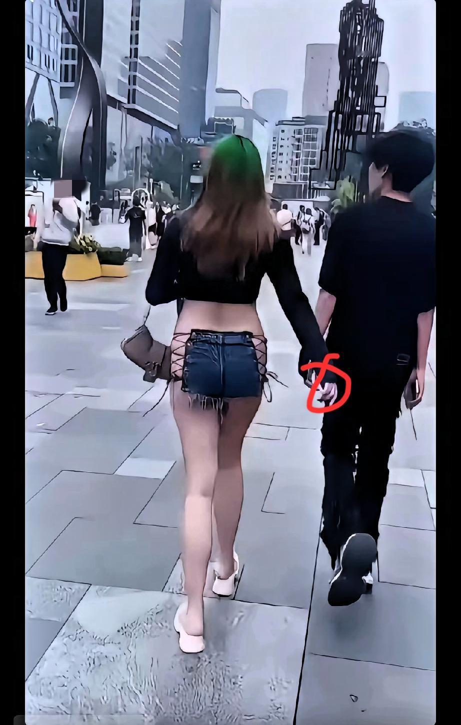 因为一句话炸了锅！
怎么穿是我的自由，
怎么说是你的事情！这话一出…

大街上看