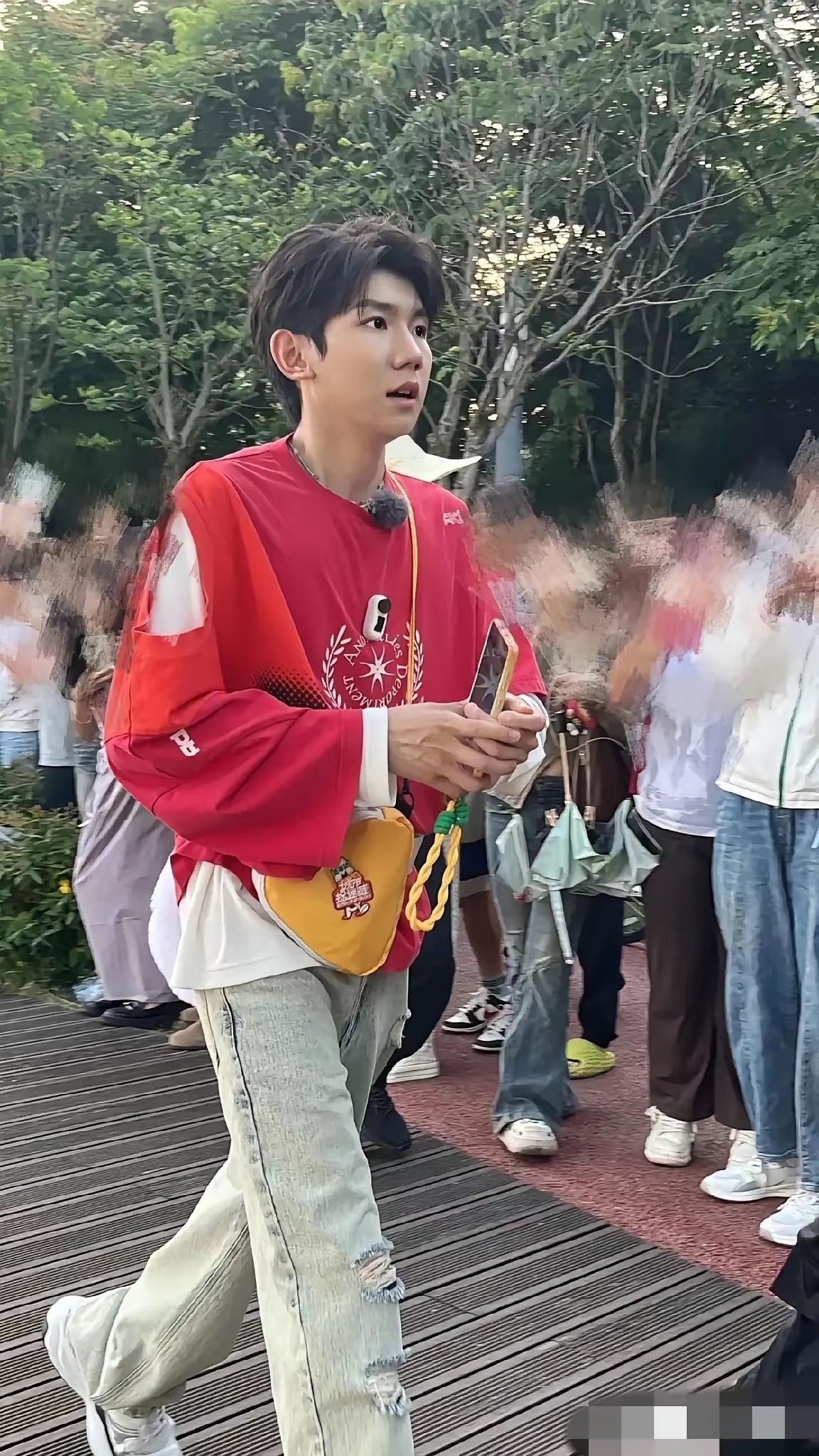 王源生图，这个皮肤好差啊，坑坑洼洼的，这么有钱也治不好吗？ 