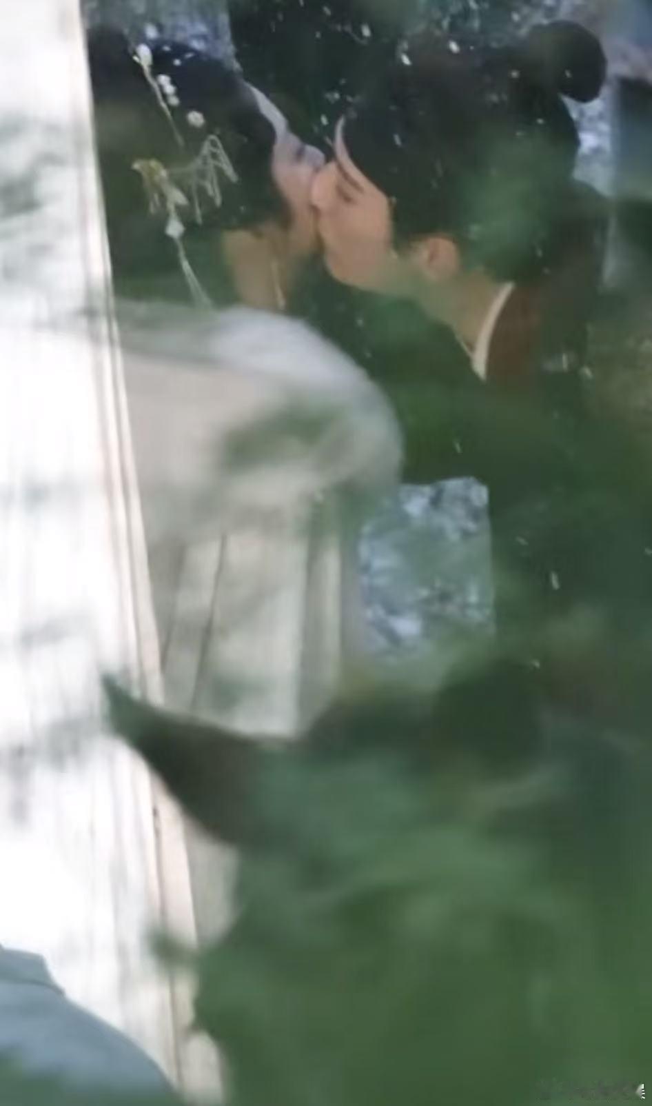 谭松韵刘学义脸颊吻路透谭松韵刘学义吻戏路透谭松韵刘学义吻戏路透，唯美，真好看 ​