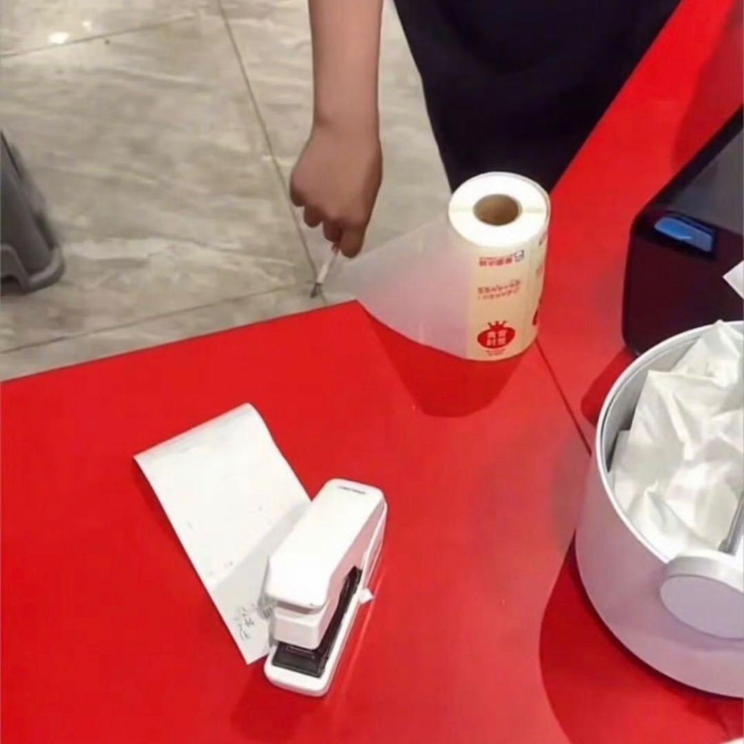 刷到个视频看得人直皱眉，江苏南通一家蜜雪冰城的员工，站在收银台边上一边处理顾客的