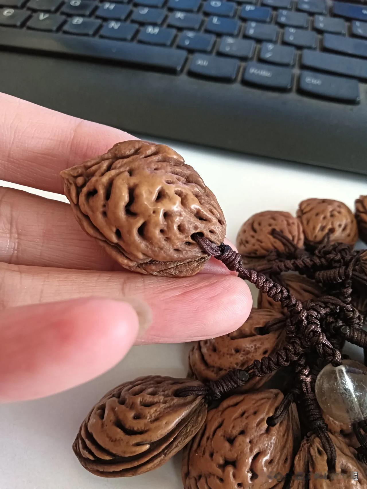天然的鱼和福字桃核。
这是去年在路边捡的林下核，核质坚硬色泽厚重。继续盘它。