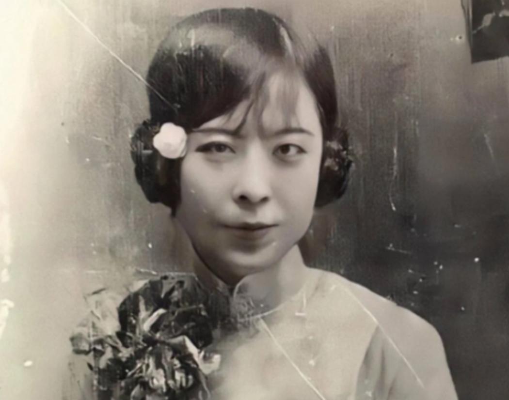 1940年，于凤至乳房溃烂严重，张学良申请让妻子去美国治病，戴笠汇报蒋介石后同意