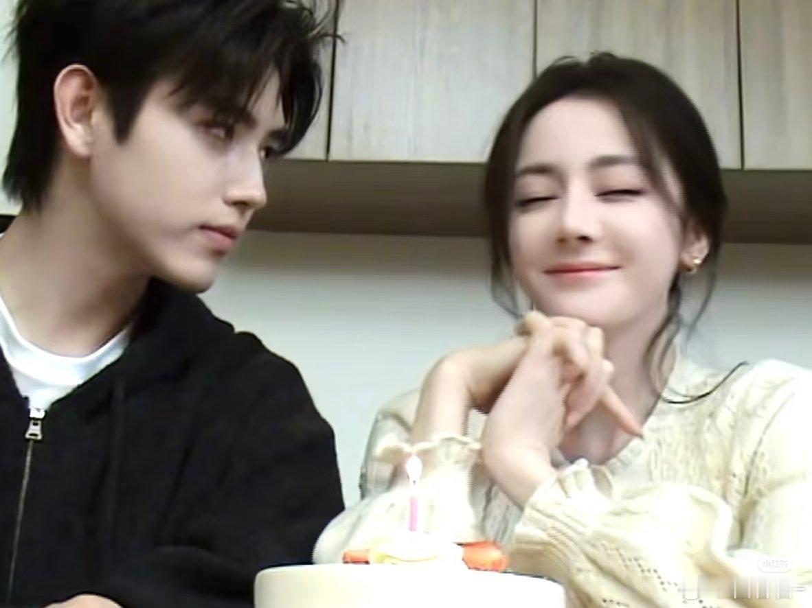 迪丽热巴成为陈飞宇铁粉迪丽热巴是陈飞宇一级铁粉陈飞宇生日，热巴评论区准时出现！连