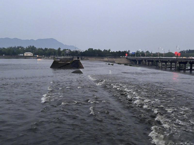 【门头沟区发布暴雨红色预警】据北京市气象局，门头沟区发布暴雨红色预警：预计当前至