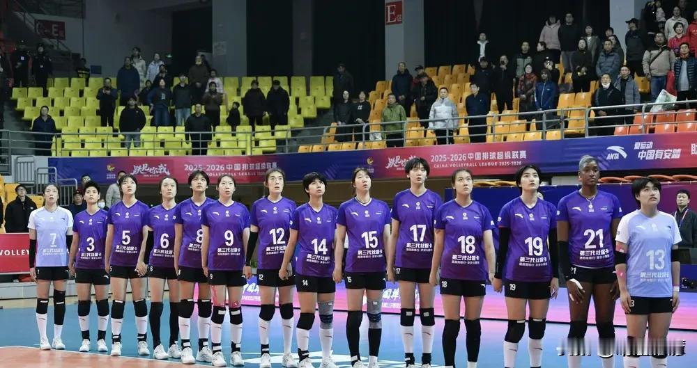 排超联赛天津福建队趣谈。天津女排被称为假小子队，陈博雅，路晶，李荣钰等人都是短发