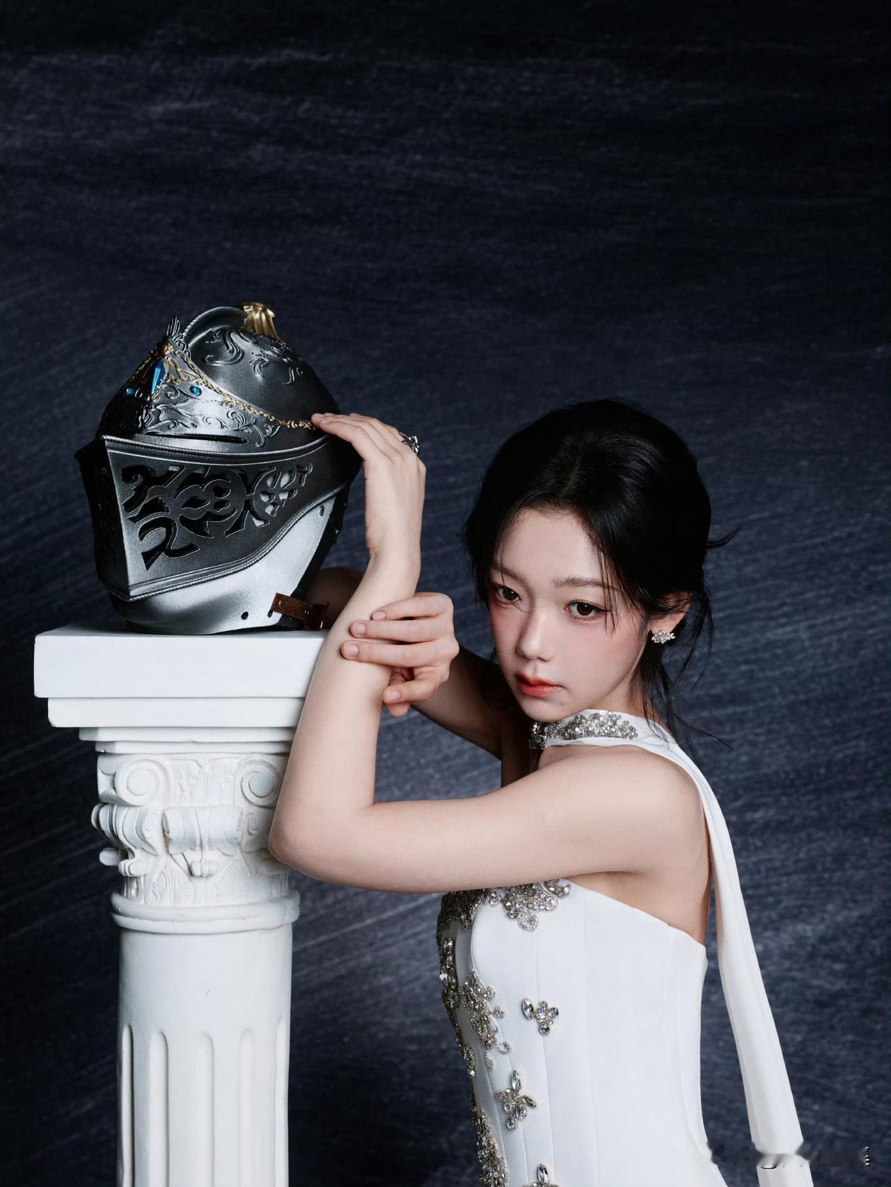 铠甲与长裙碰撞！希林娜依高一袭白裙化身希腊神女，冷艳又神圣希林娜依高亮相重庆国际