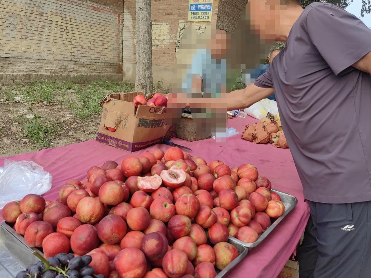今天在我们村集上发生了一件事，给卖油桃的老板上了一课，人们都说活该。
事情是这样