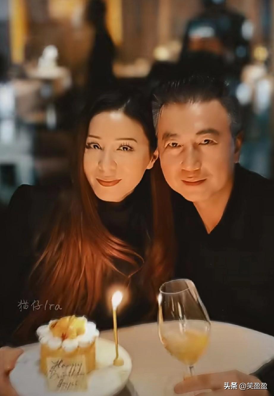 2013年，滕丽名经朋友介绍与圈外商人朱建昆相识，两人均是彼此的初恋。2014年